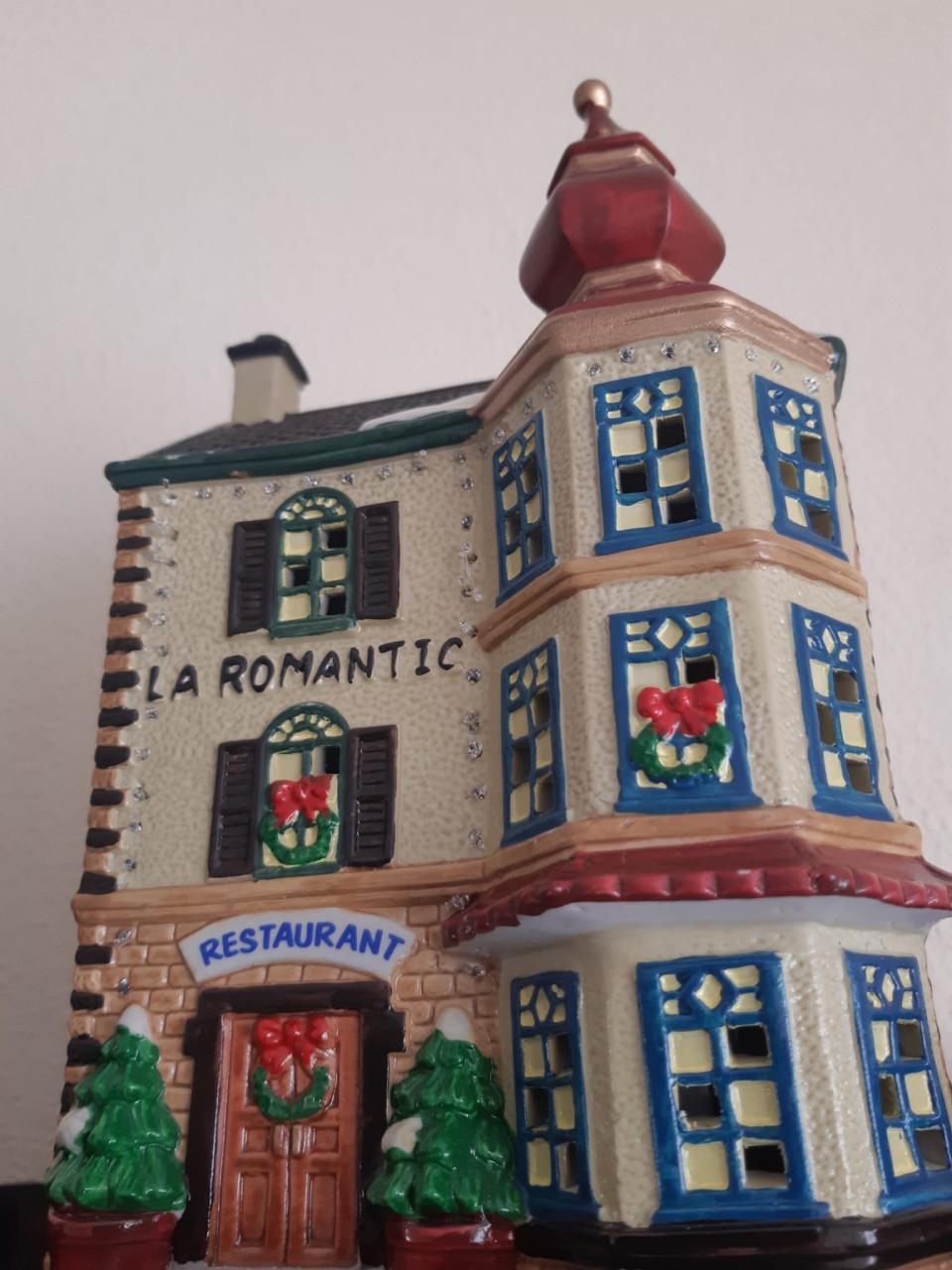 4 decoratieve KERSTHUISJES keramiek