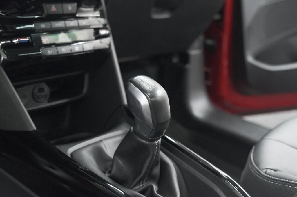 Peugeot 2008 1.2 puretech blue lease executive | all season banden | panora