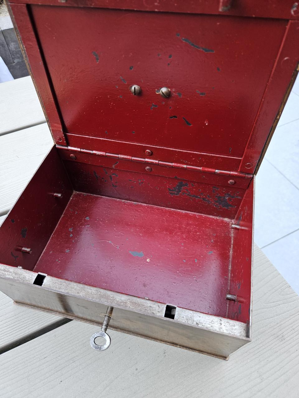 Antieke zeldzame beaumont metalen kist houtlook met sleutel