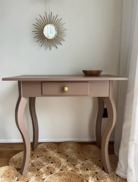 Gerestyled vintage halmeubel/sidetable – taupe + gouden knop