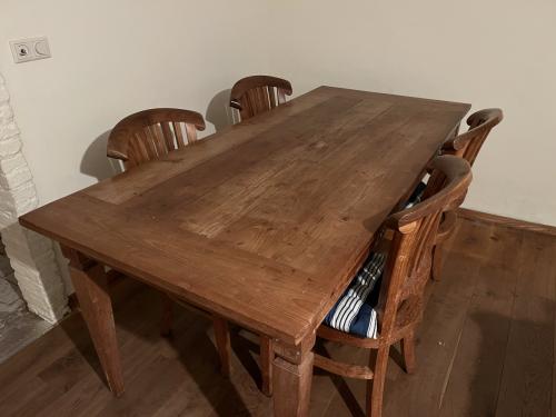 Houten tafel incl 4 stoelen GRATIS AF TE HALEN