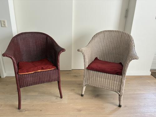 2 Rotan stoelen, 1 wit en 1 rood