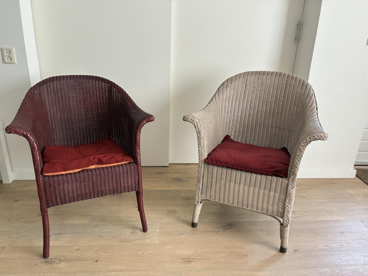 2 Rotan stoelen, 1 wit en 1 rood