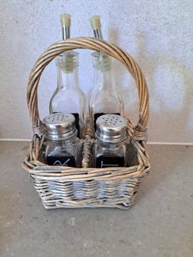 Rieten flessendrager zout/peper oil/vinegar