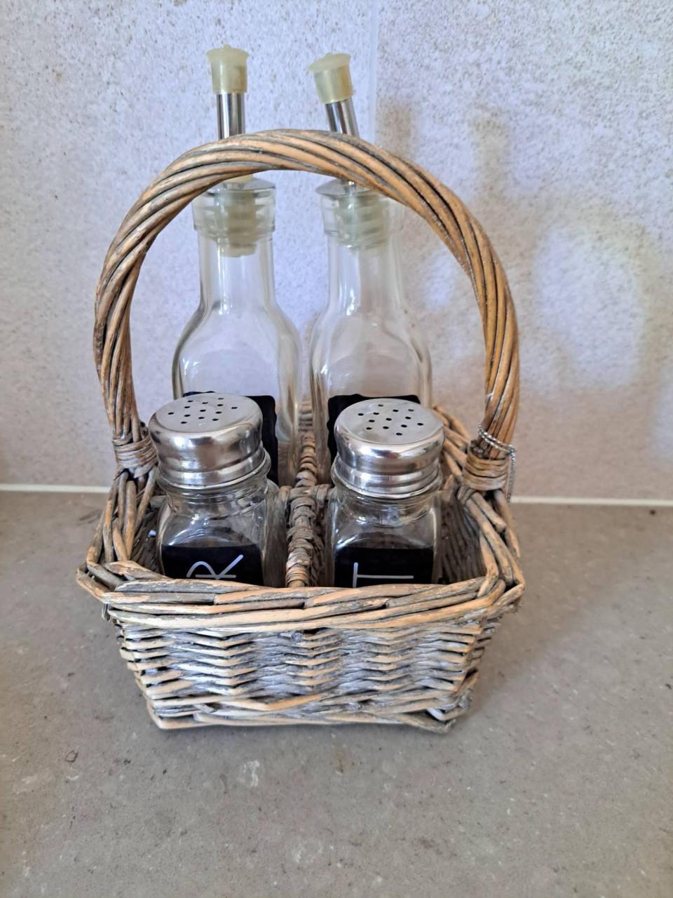 Rieten flessendrager zout/peper oil/vinegar