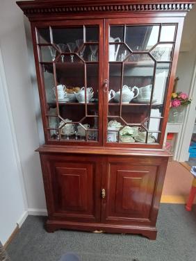 Antieke kast plus eventueel inhoud