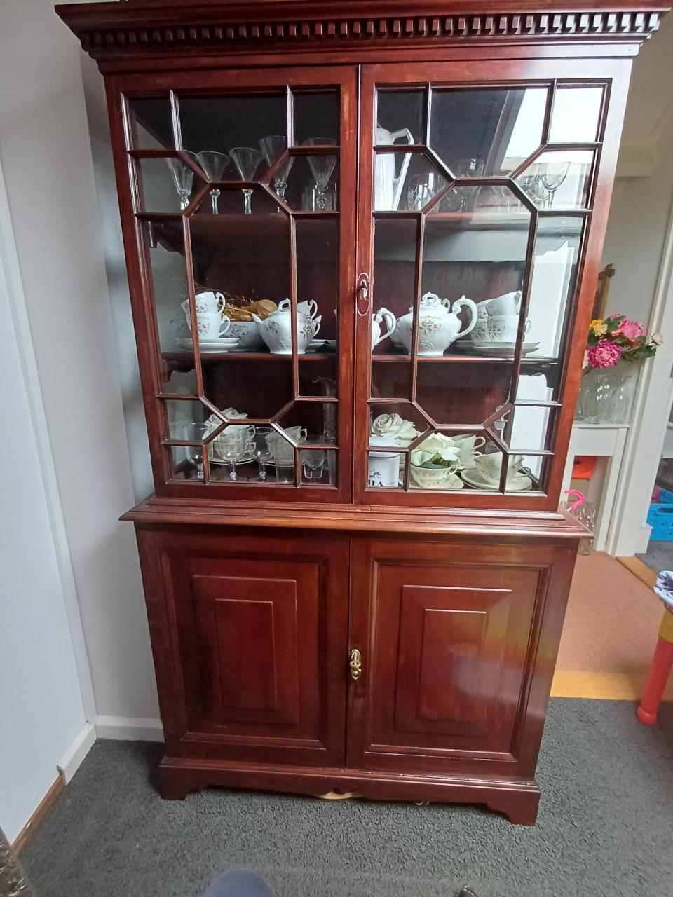 Antieke kast plus eventueel inhoud