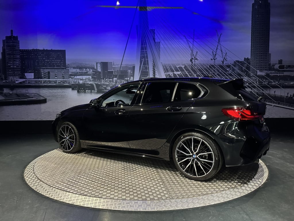 BMW 1 Serie 118i high executive *m-pack*pano*harmankardon*m-technic stoelen