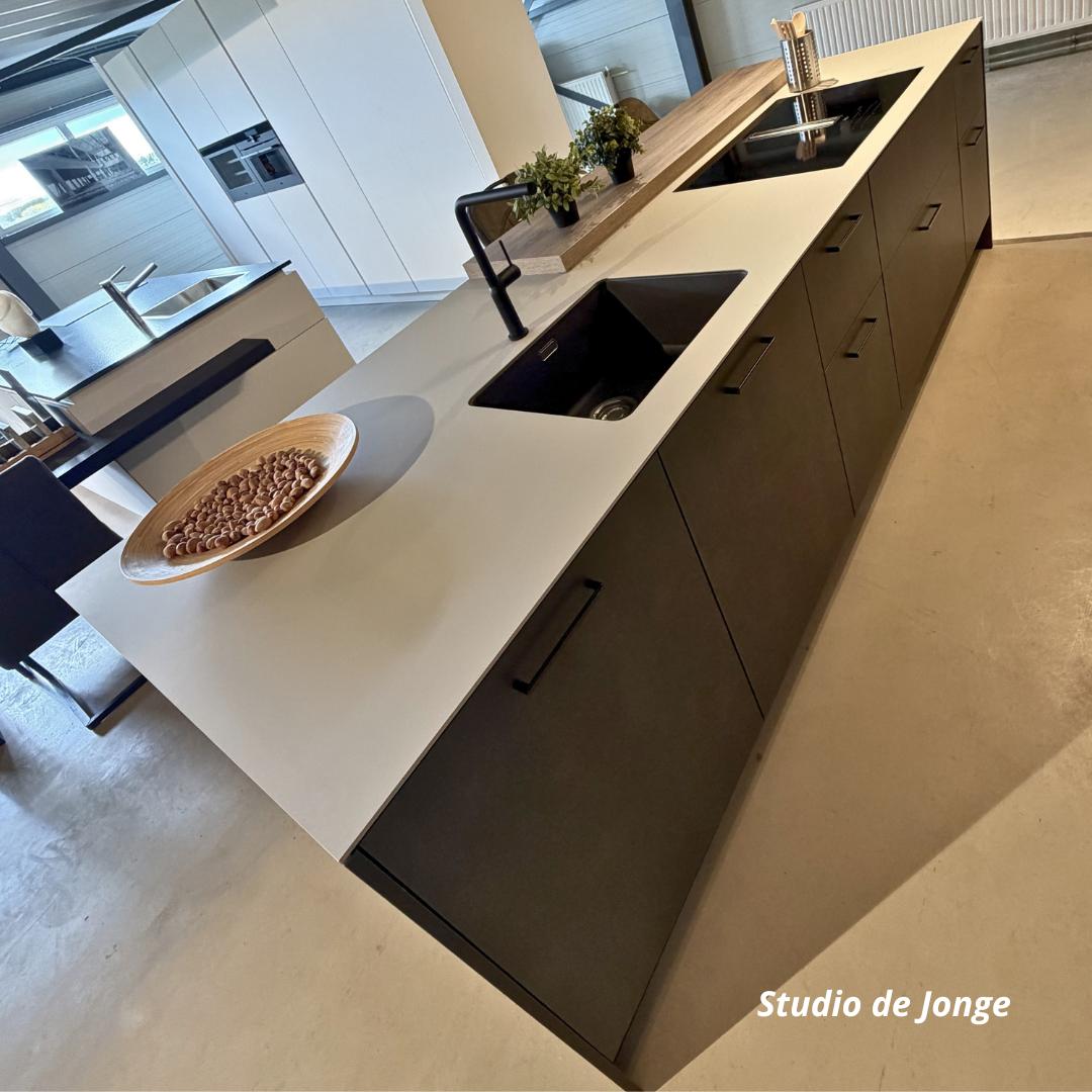 Luxe showroomkeuken met kookeiland en bar – showroommodel