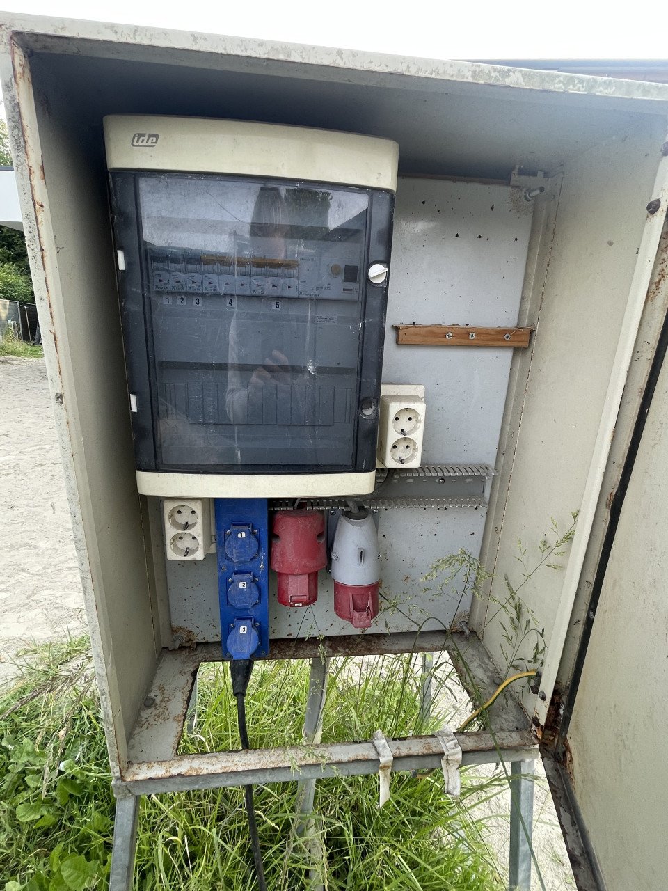 +/- 40 bouwhekken + bouwmeterkast + waterput