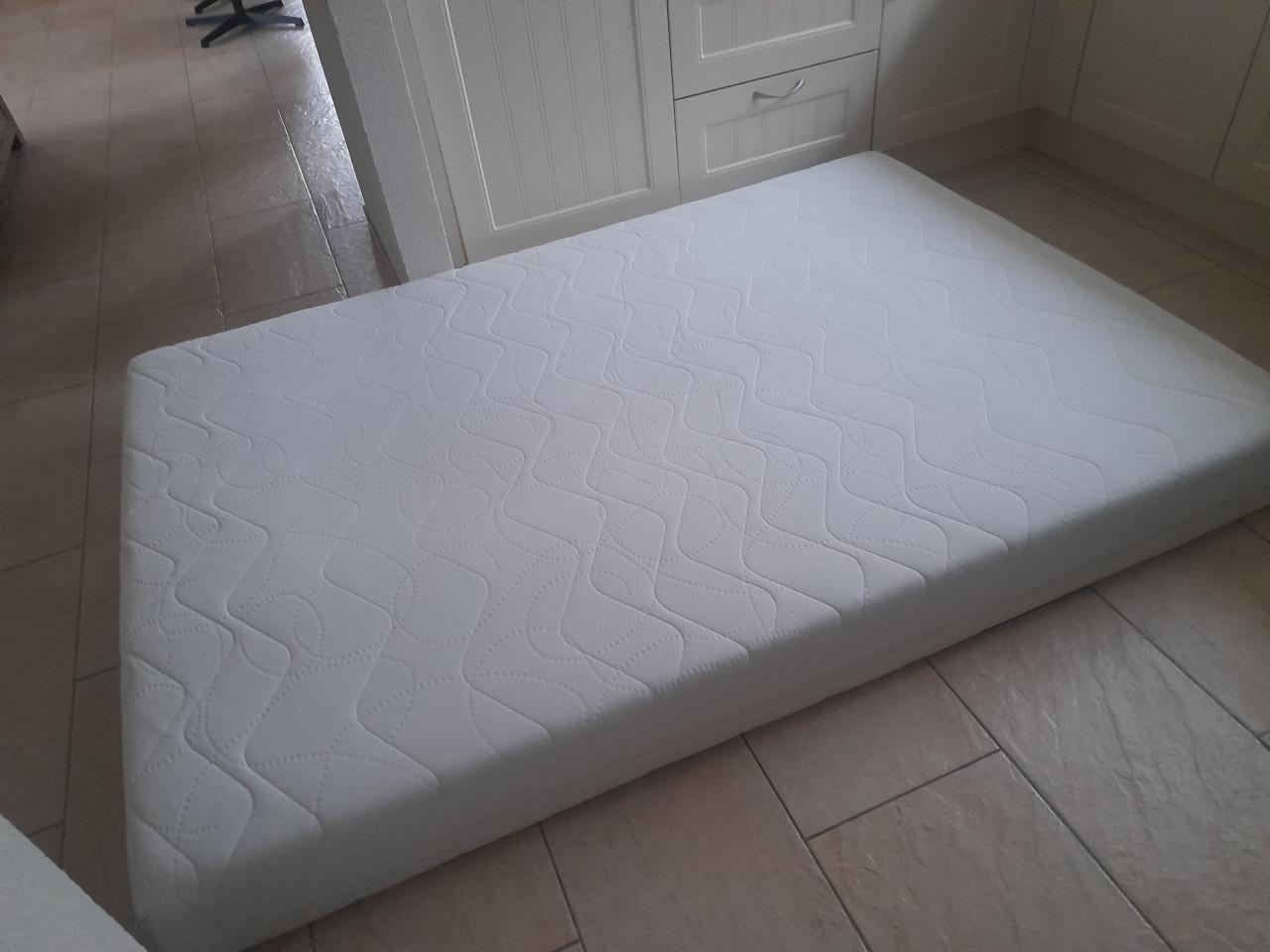 Matras 140 x 200 x 21 cm dik  ( in goede nette staat )