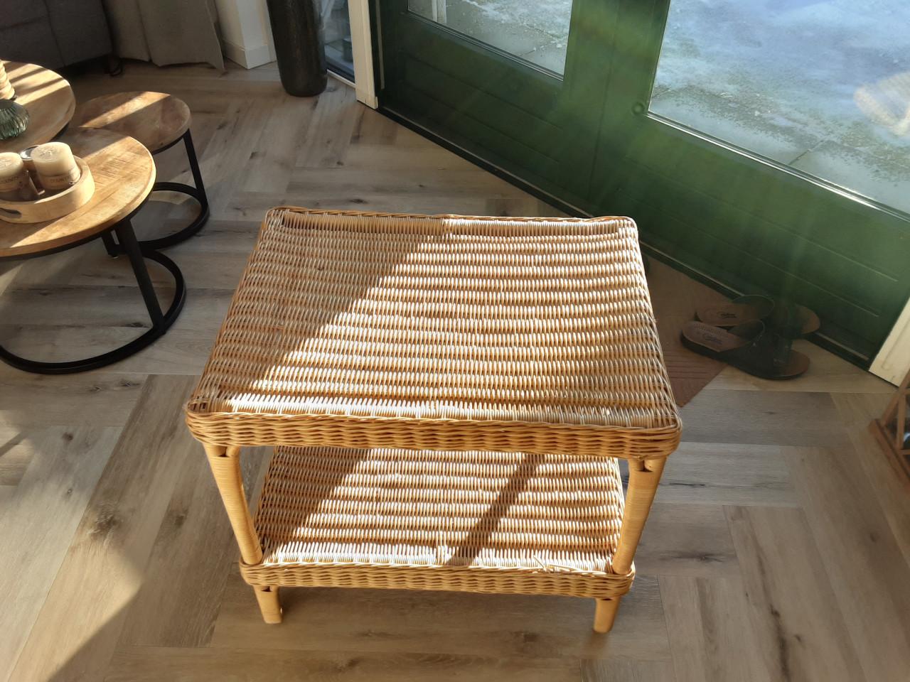 Leuke  keurige rieten  tafel