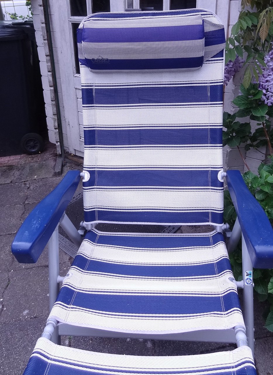 2 fijne en stabiele tuinstoelen. 1 heeft een extra neksteun.