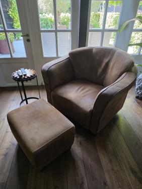 Fauteuil met hocker