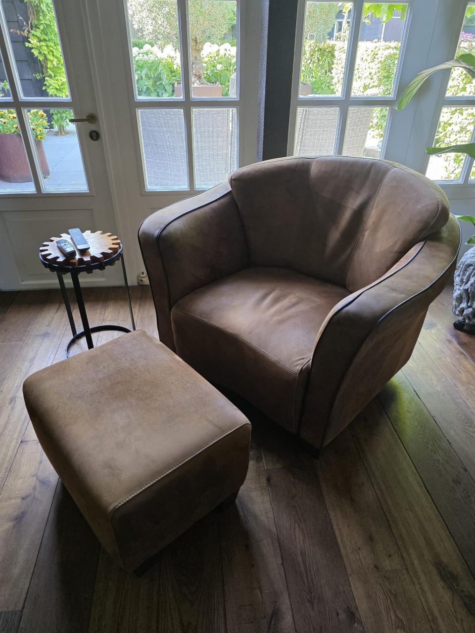Fauteuil met hocker