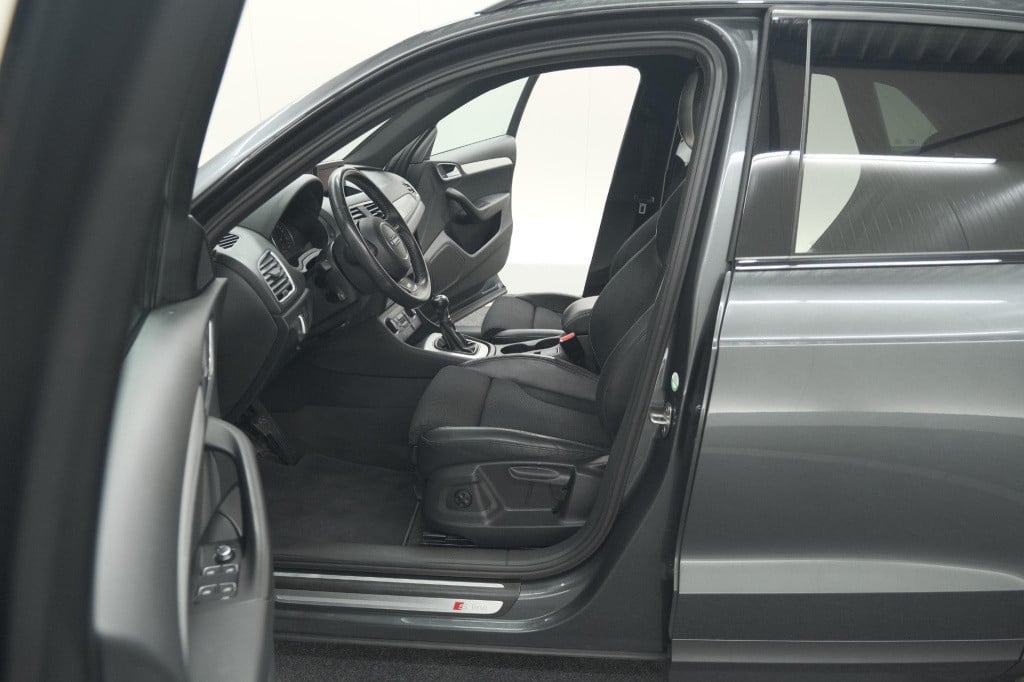 Audi Q3 1.4 tfsi cod sport s line edition | parkeersensoren | navigatie | c