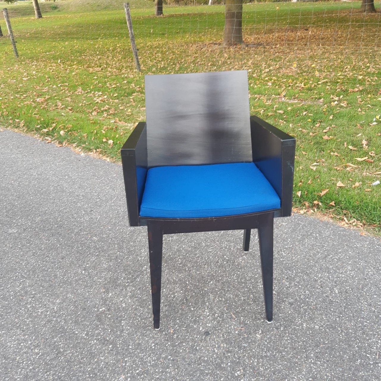 In goede staat verkerende houten stoelen.