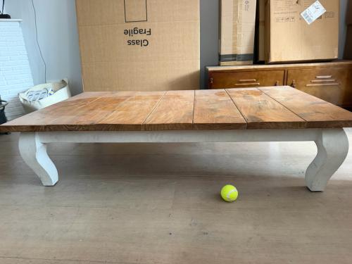 Diverse tafels en dekenkist