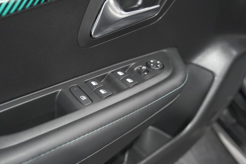 Peugeot 208 puretech 100 allure pack | camera | apple carplay | stoelverwar