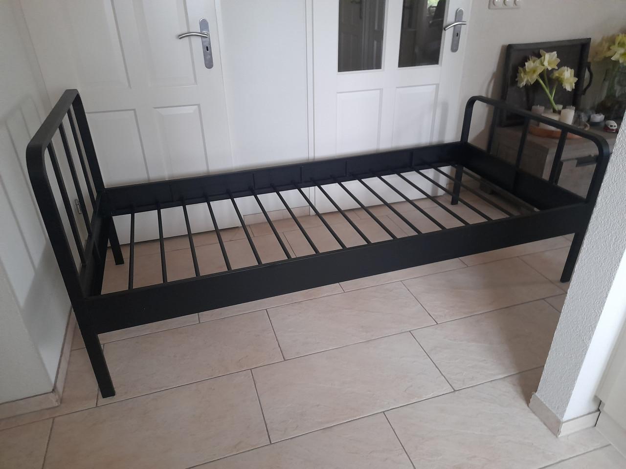 Zwart metalen 1 persoon bed 90 x 200 (z.g.a.n.)