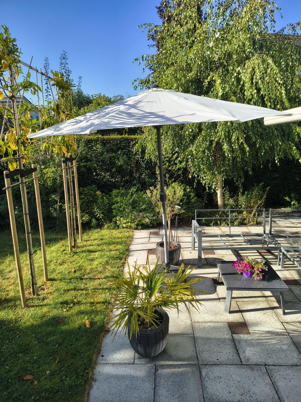 Luxe slinger parasol met voet
