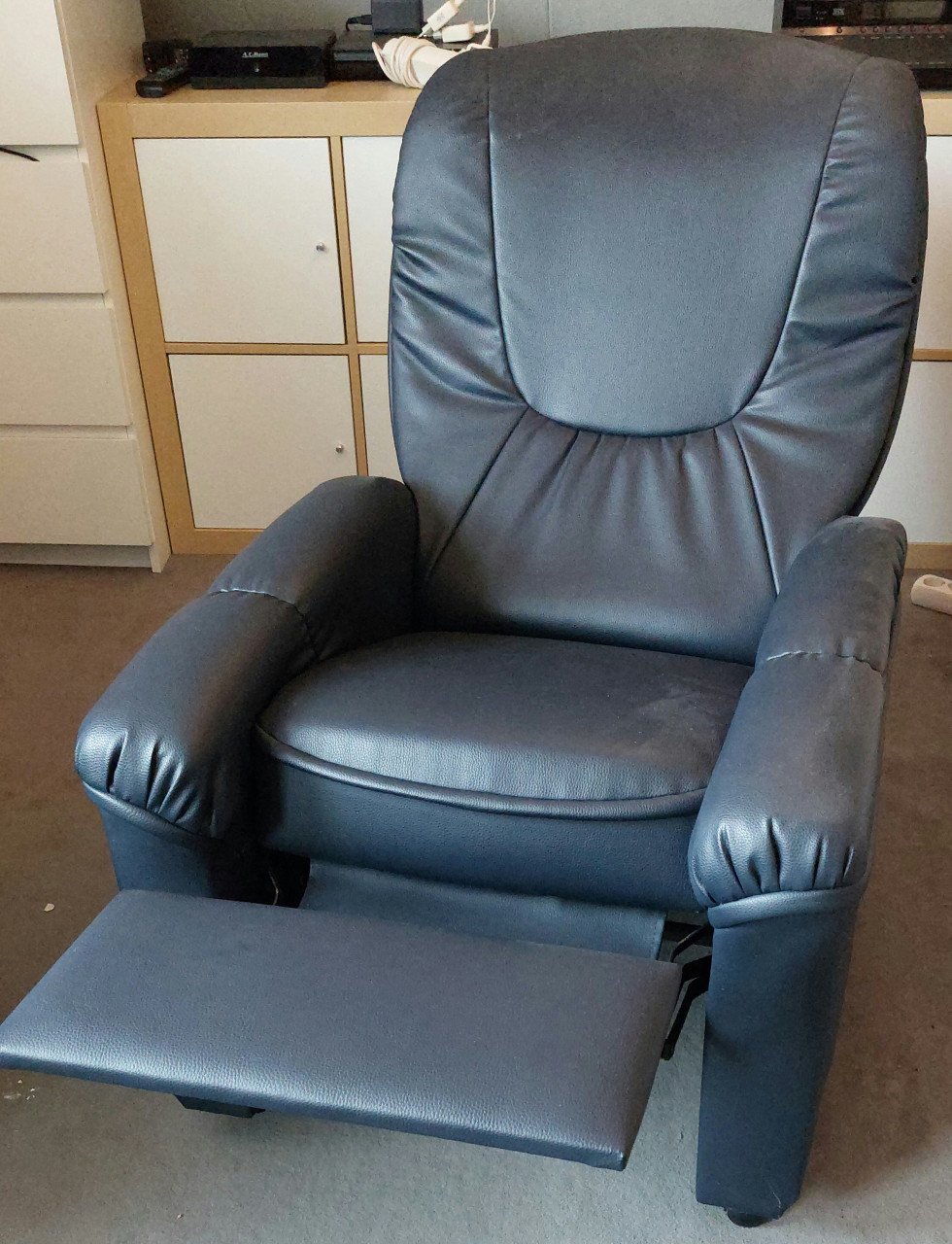 2 Relaxstoelen, donkerblauw kunstleer.