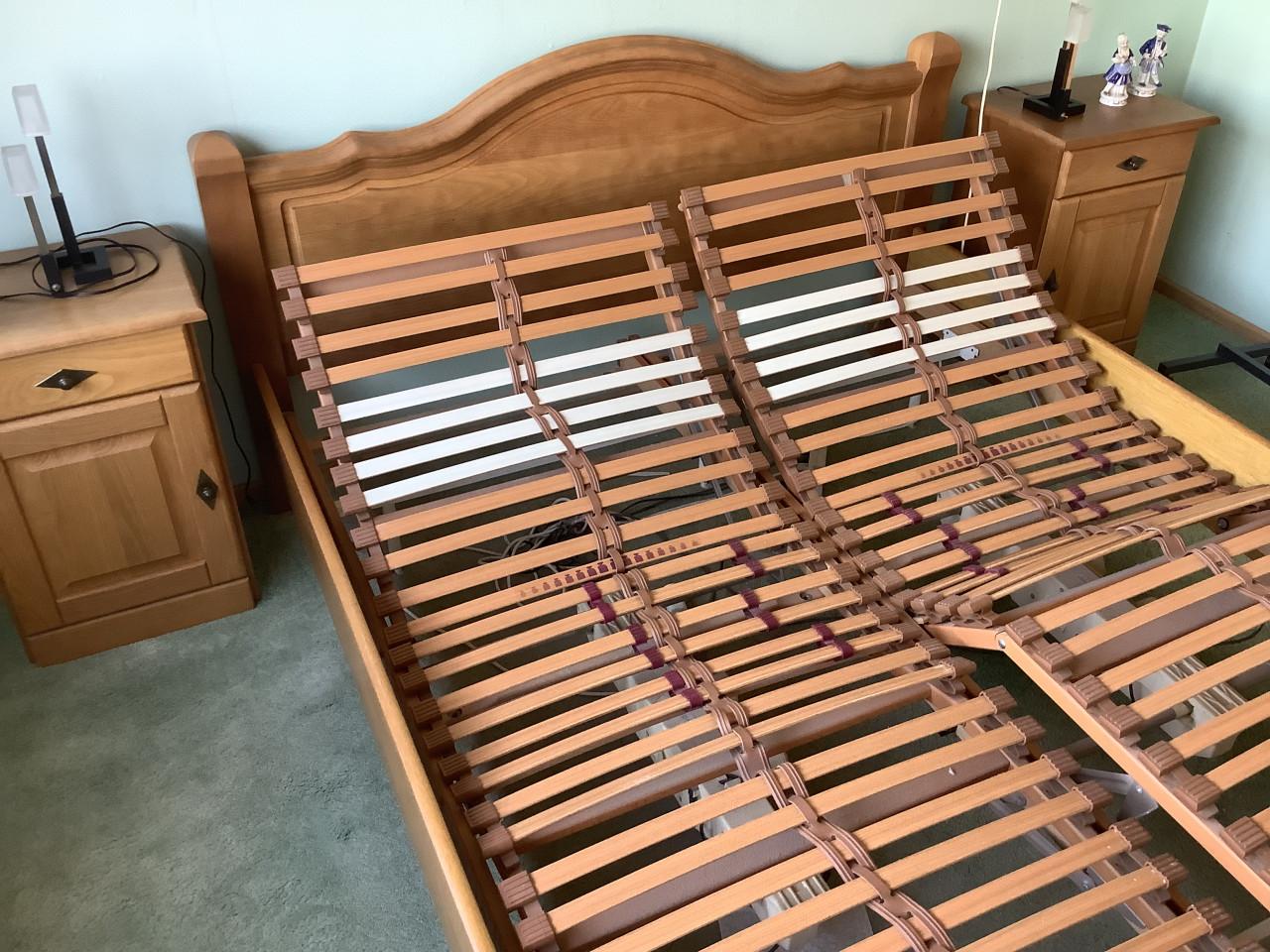 Twee persoonsbed en hang-leg kast