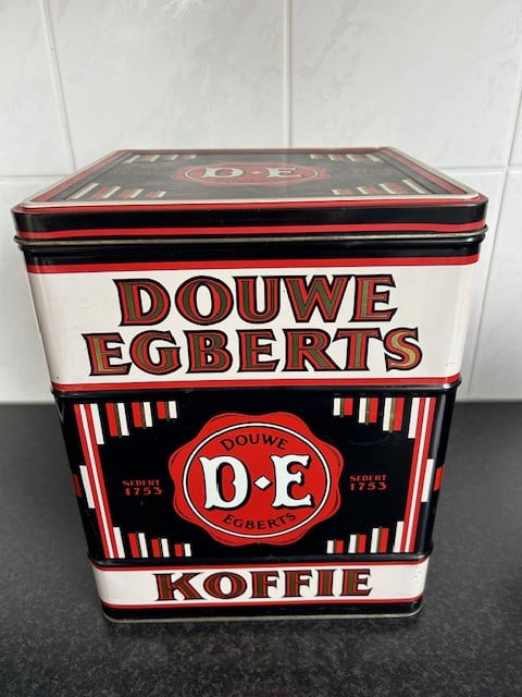 2 Douwe Egberts voorraadblikken.