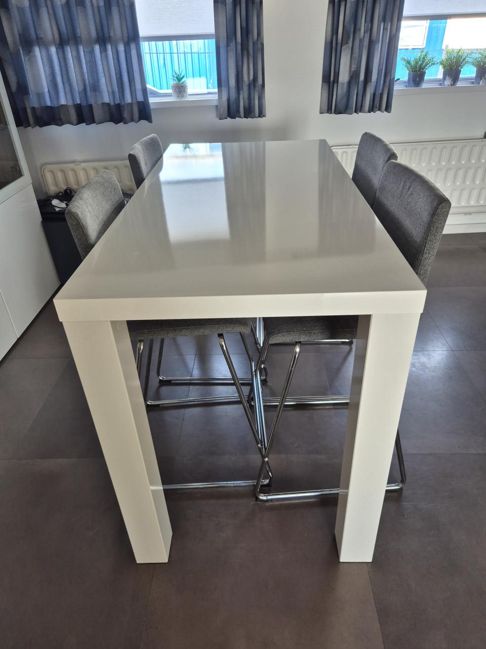Bartafel met barkrukken