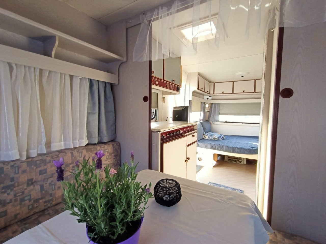 Gezinscaravan Knaus Sudwind 1990 met voortent en vast bed