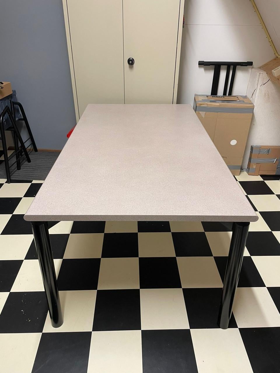 Moderne tijdloze tafel