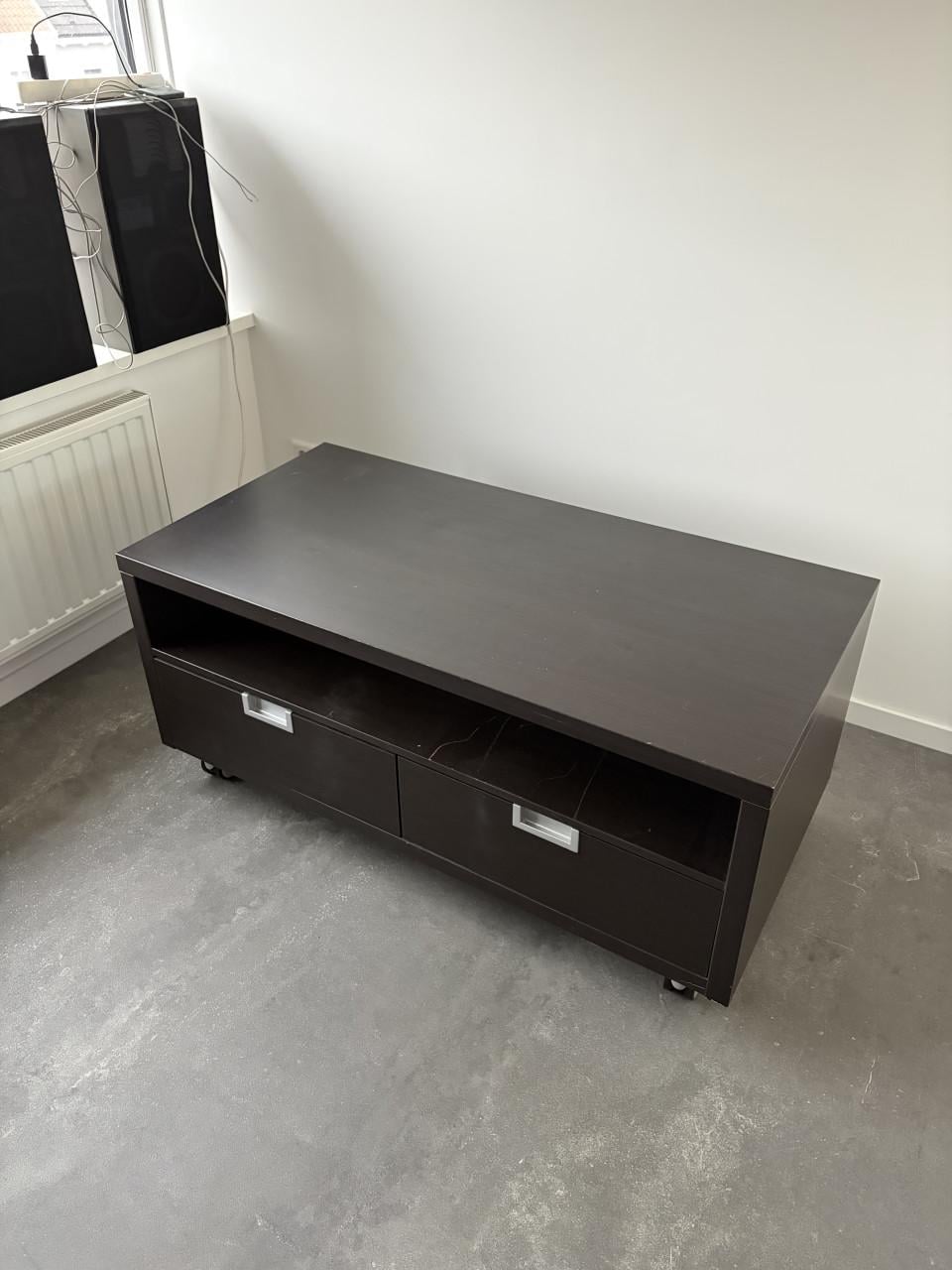 Ikea tafel en tv meubel GRATIS KORTGENE