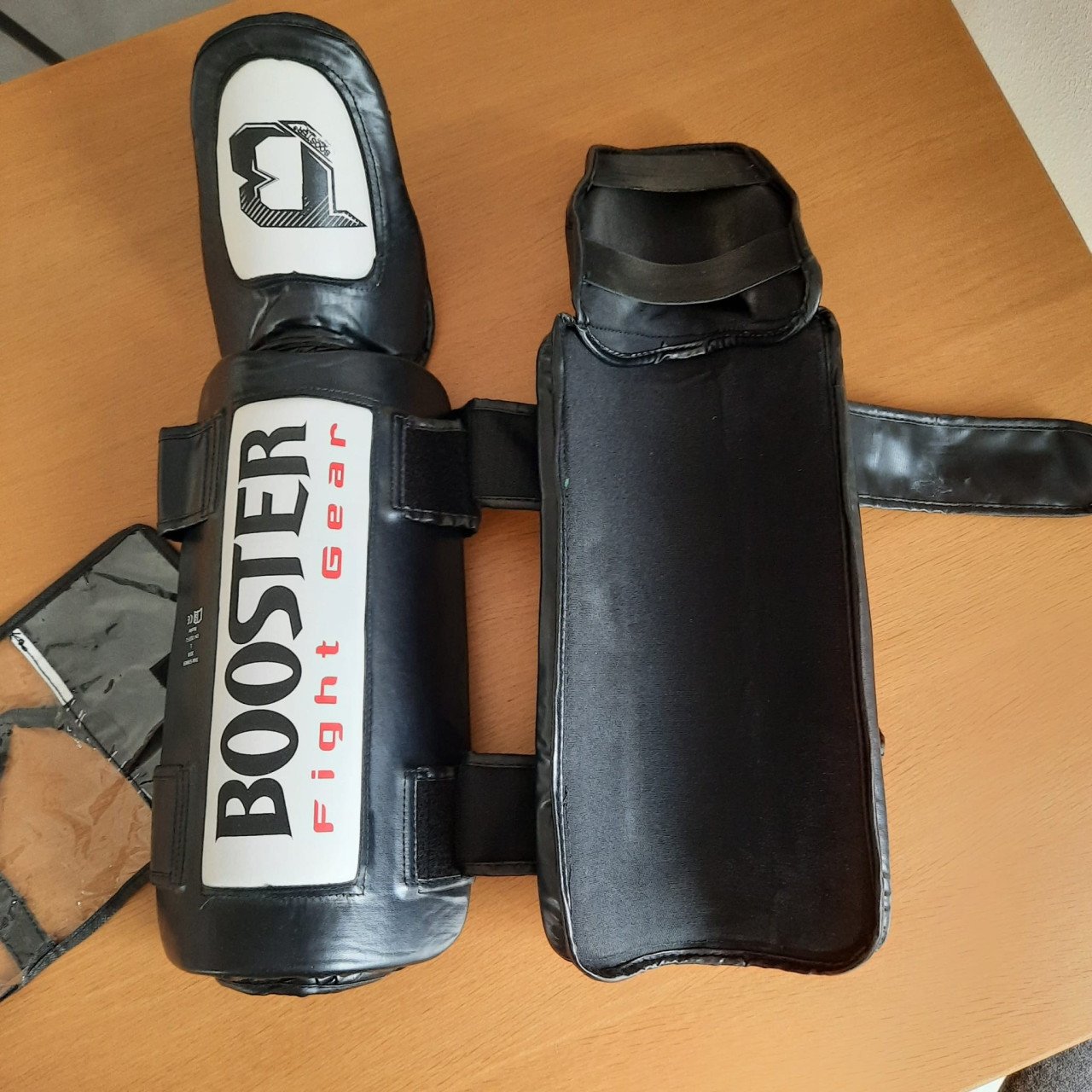 Te koop: Booster Fight Gear Thai Striker Scheenbeschermers (kunstleer)