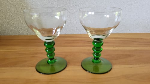Set van 2 kleine vintage wijnglazen met groene voet