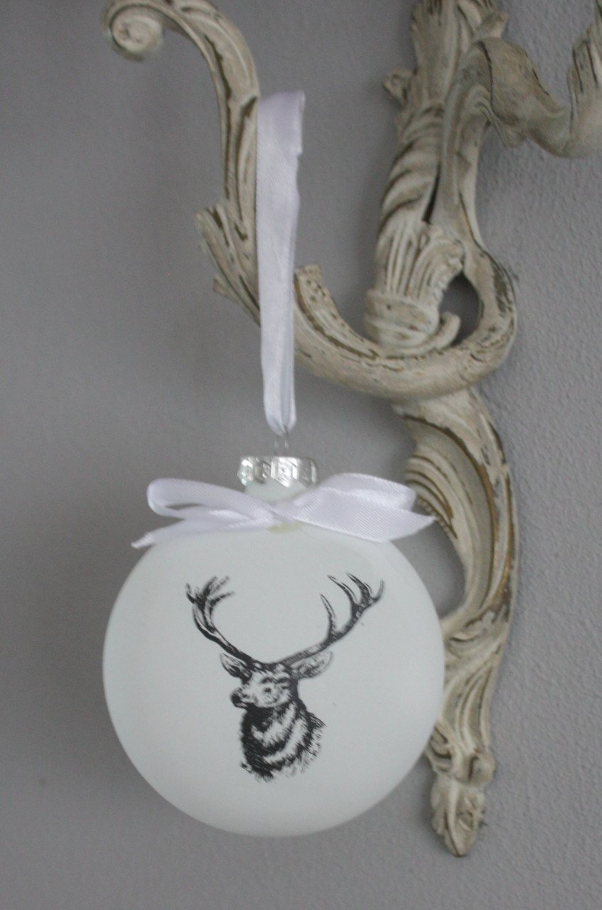 Glazen kerstbal met herten hoofd