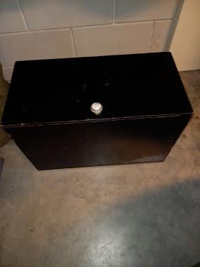 Zwart gelakte houten kist