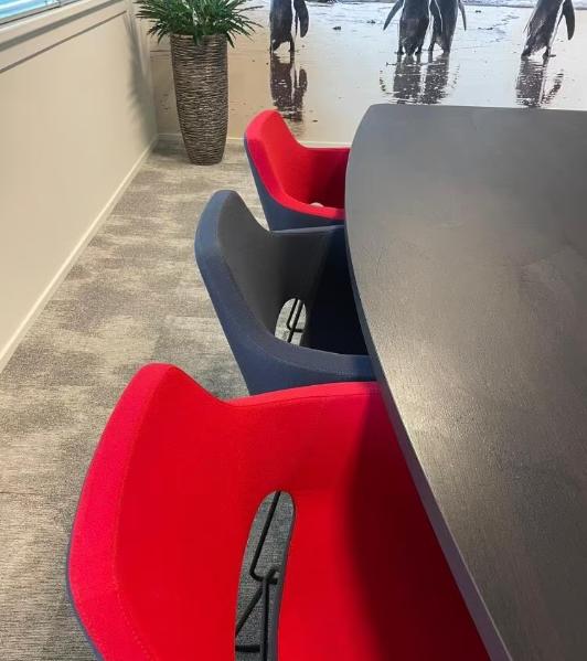 Vergadertafel en stoelen