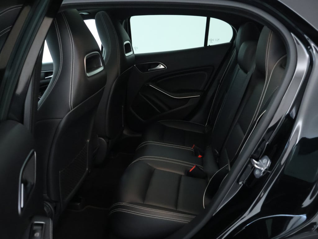 Mercedes-Benz Gla-klasse 180 business solution amg line | panoramadak | cru