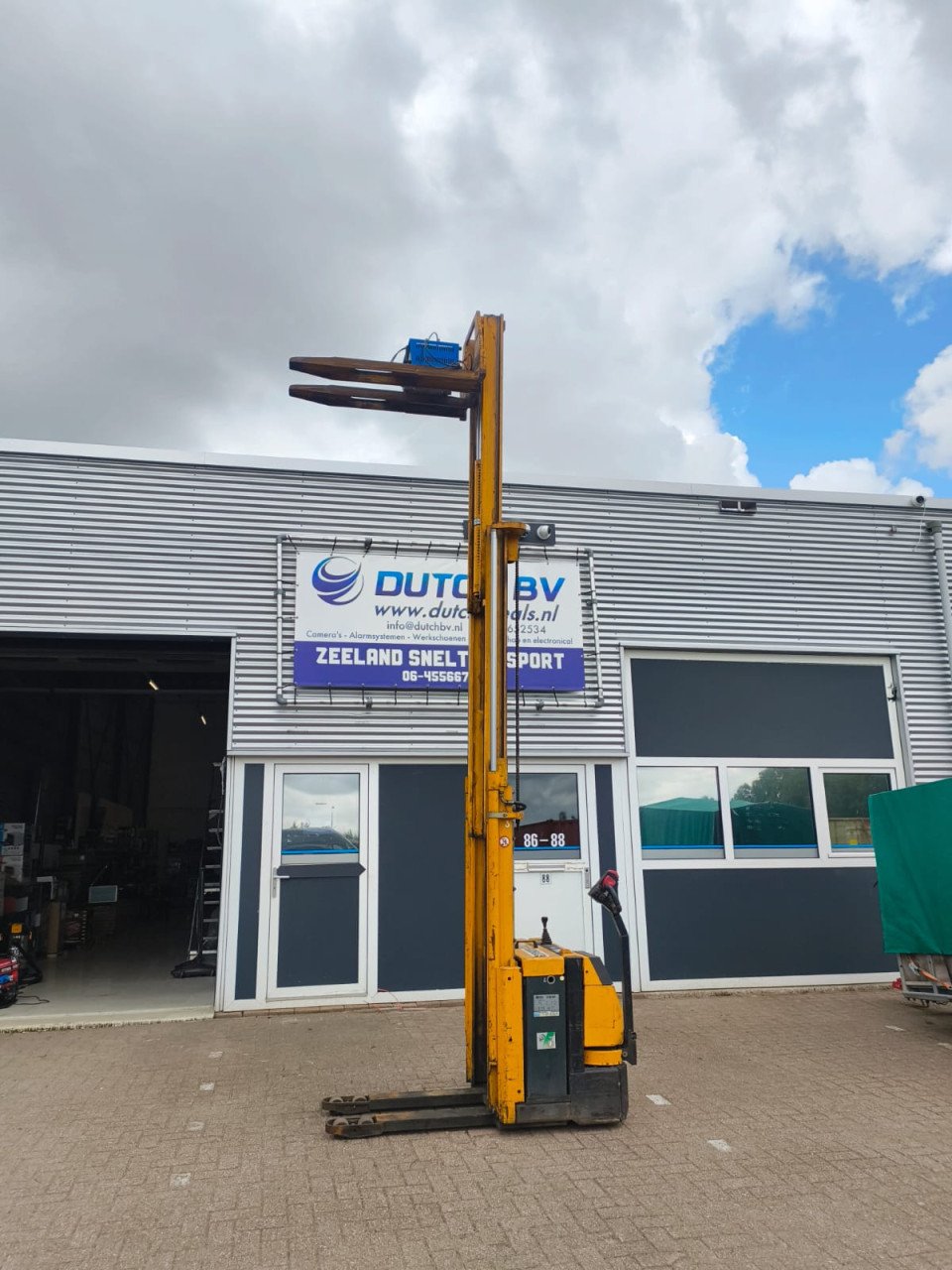 Geel stracker Jungheinrich machine