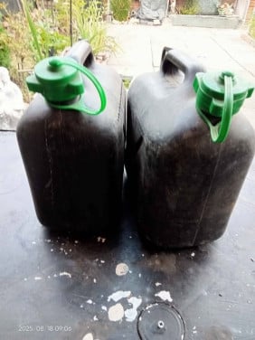 2 x 5 liter jerrycans