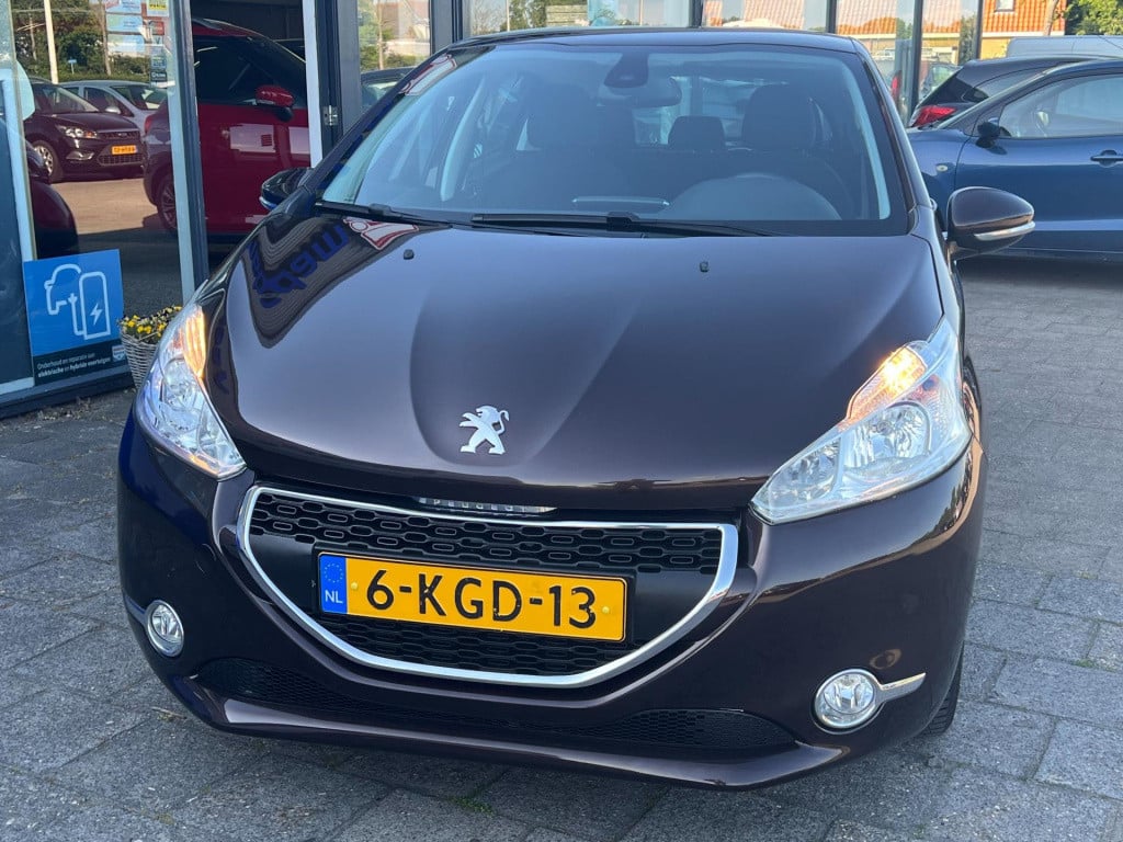 Peugeot 208 1.2 vti envy, navi, trekhaak enz...