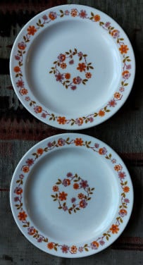 2 st Borden Wit met bloemen Ø 19 cm.