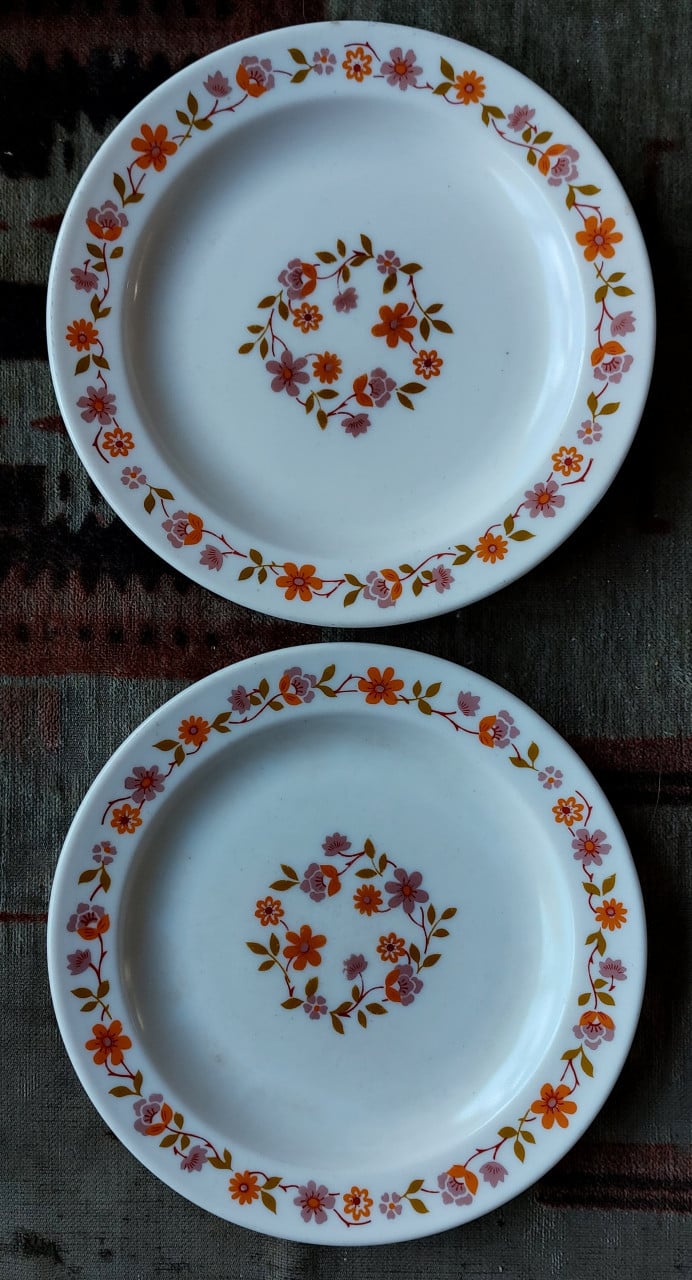 2 st Borden Wit met bloemen Ø 19 cm.