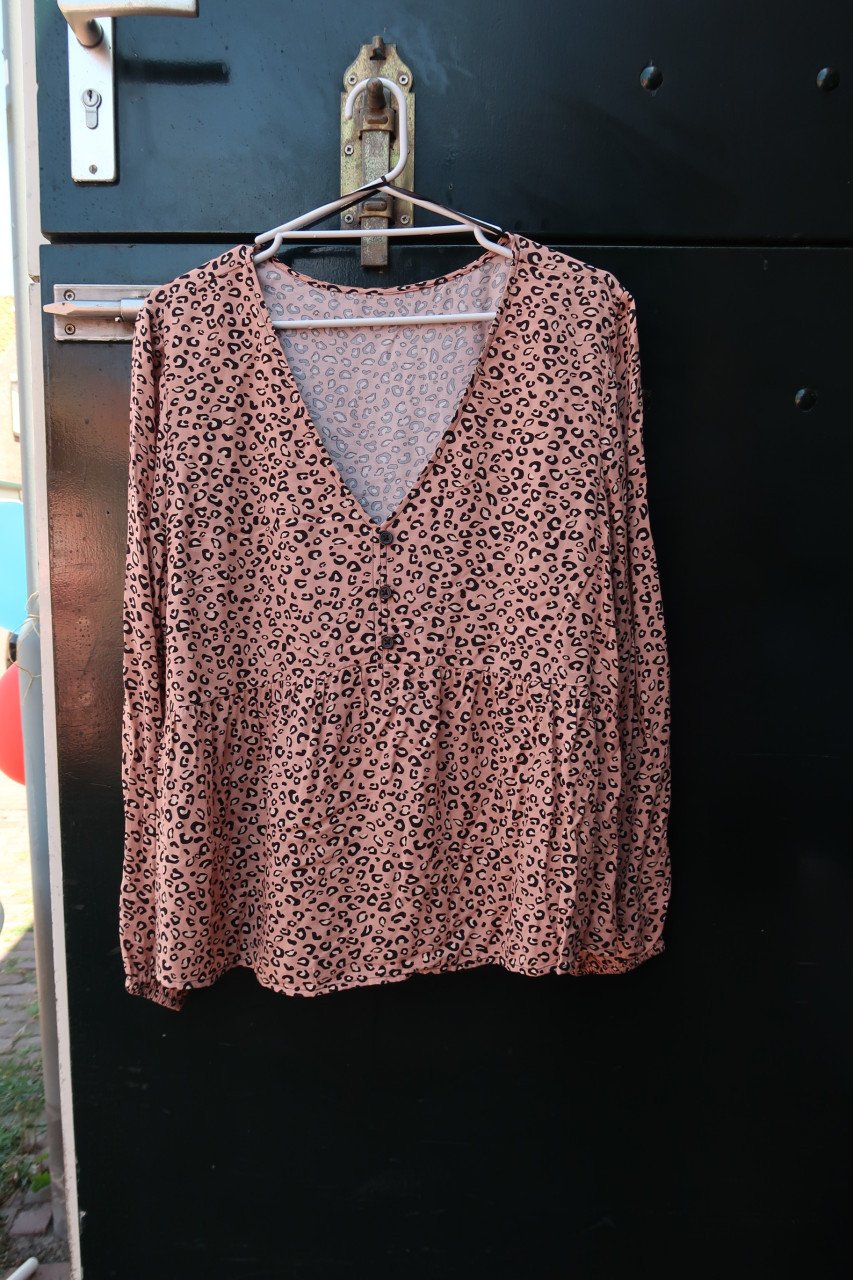 Dames blouses en tuniekjes, maat 42/44 per kledingstuk €3,00
