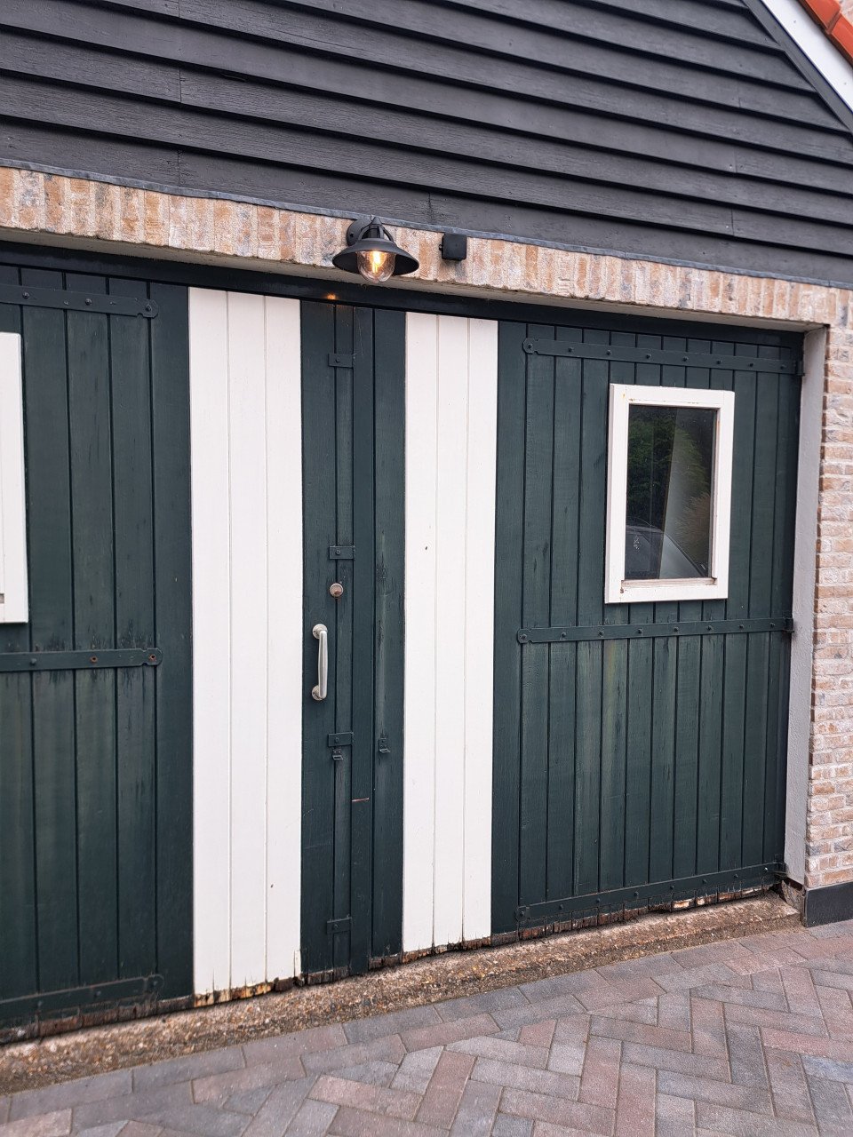 Hardhouten garage deuren