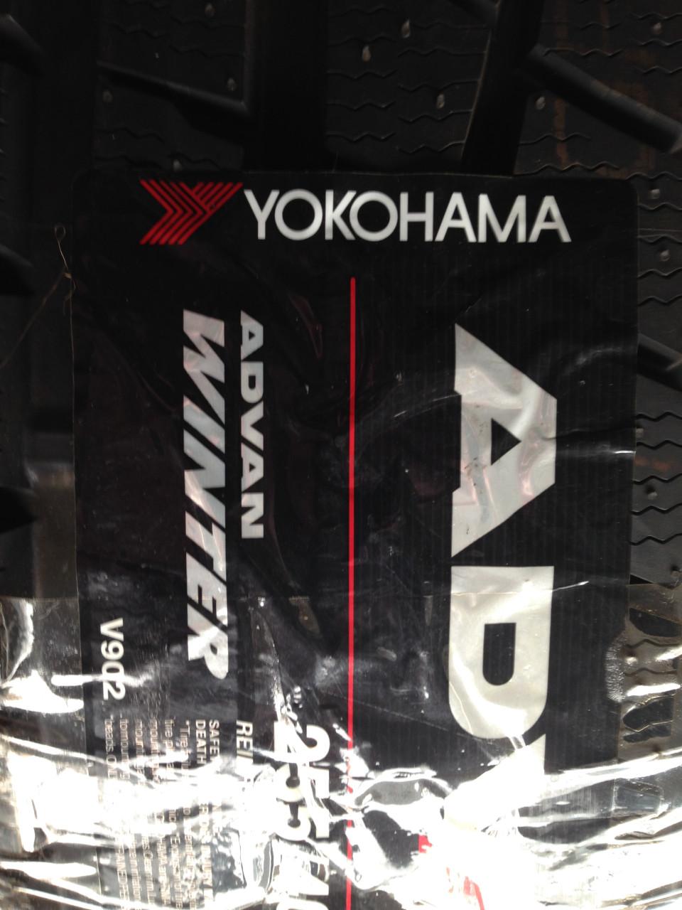 2 SPLINTERNIEUWE Yokohama V902 255/40R20 101W winterbanden