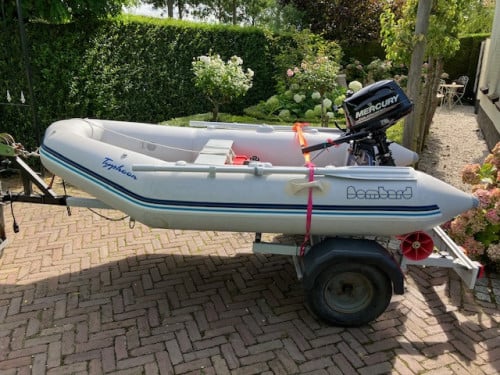 Rubberboot met 4 pk buitenboordmotor 2 takt.