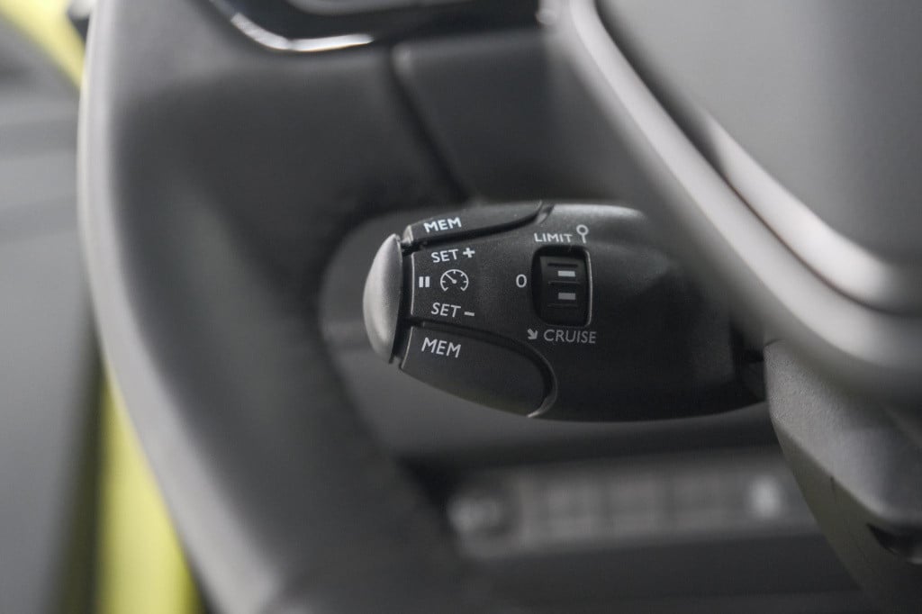 Peugeot 208 puretech 100 allure | parkeersensoren | apple carplay | climate