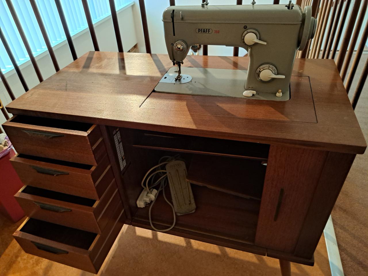 Vintage Naaimachine Pfaff 260 met houten ombouwkast
