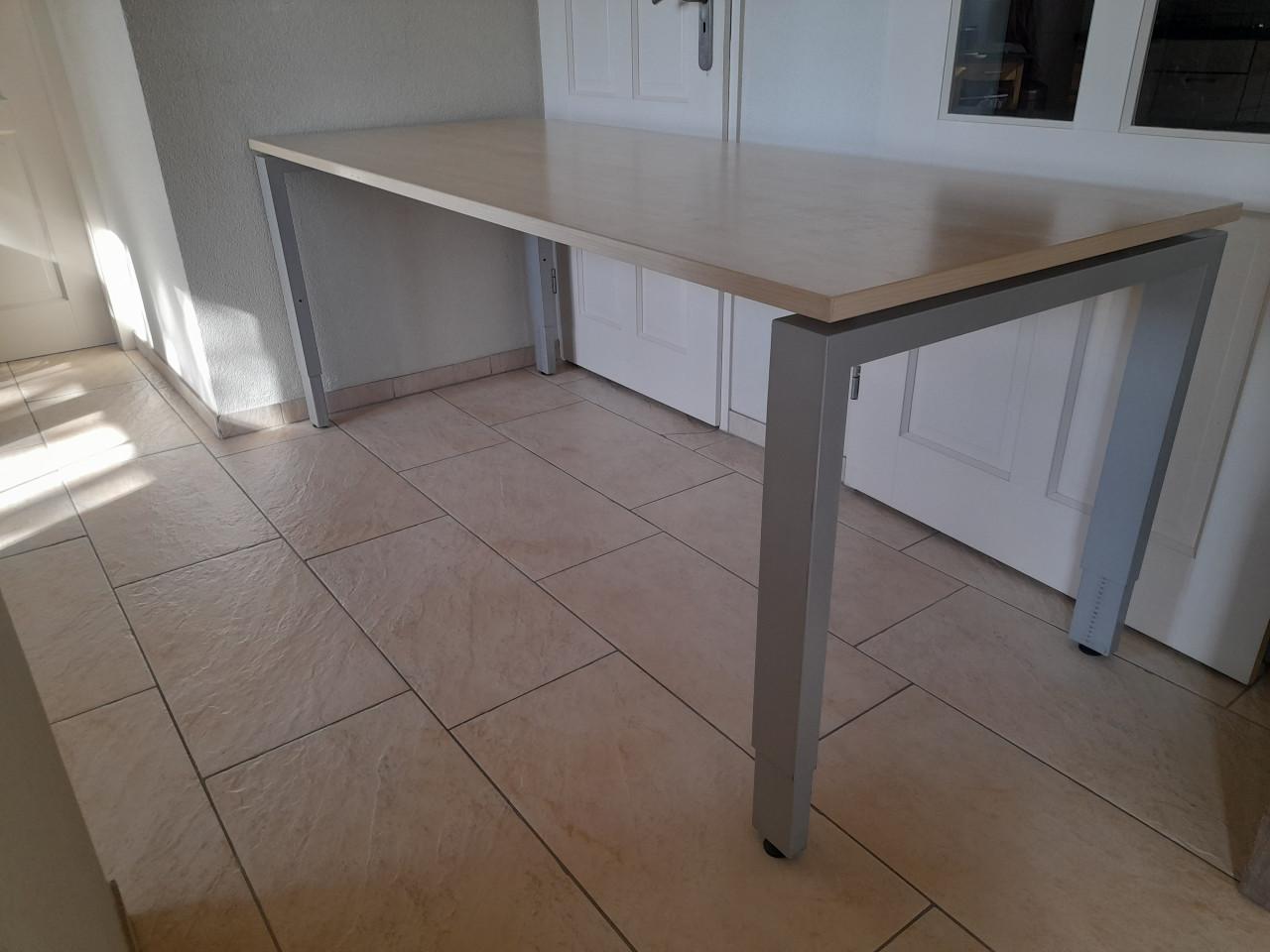 Bureau 80 x 200 (in hoogte verstelbaar van  62/82 cm) in goede staat!
